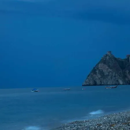 营地 拉弗斯塔斯库拉露营地 SantʼAlessio Siculo